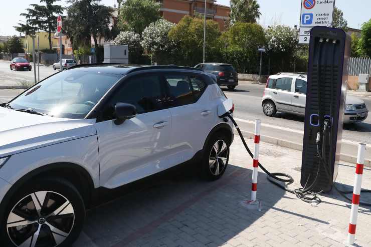 Auto elettriche rovineranno italiani