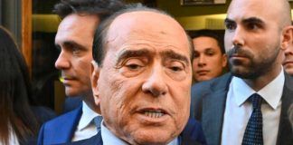 Silvio Berlusconi bacia le mani di Putin