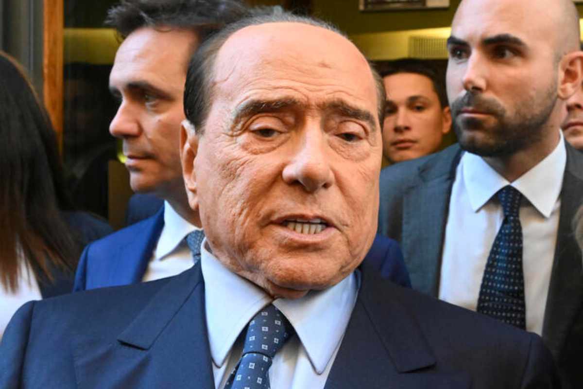 Silvio Berlusconi bacia le mani di Putin