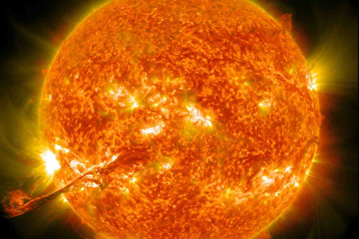 Sole, un filamento di plasma si stacca dalla superficie