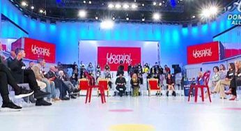 Uomini e Donne, putiferio in diretta: gli lancia la torta in faccia