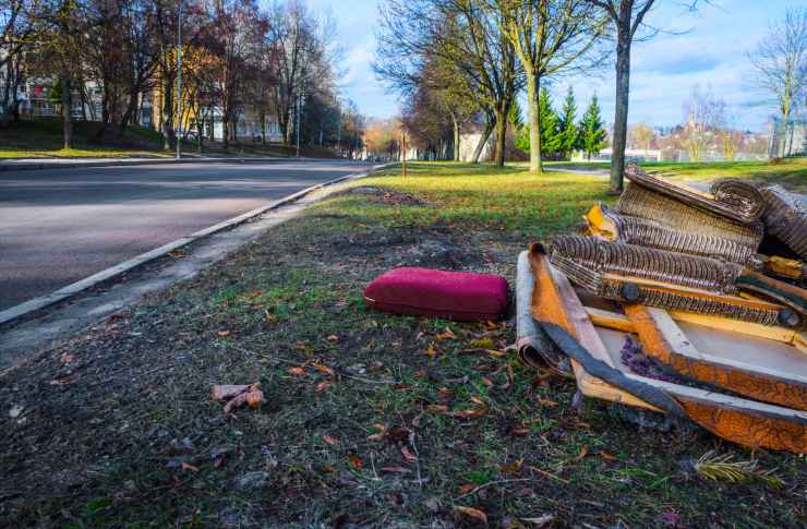 Cosa succede se butti rifiuti in mezzo alla strada