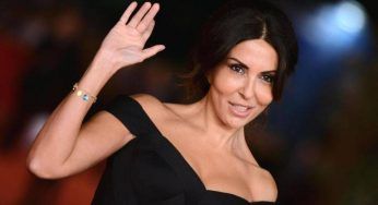 Sabrina Ferilli una sola parola: divina. Il gioco di trasparenze è solo per chi non è debole di cuore