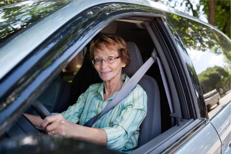 Anziani alla guida, attenzione ai posti di blocco