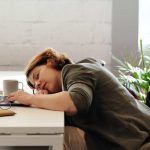 Dorme in ufficio: licenziata