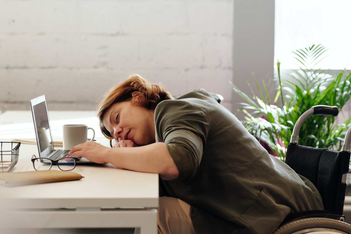 Dorme in ufficio: licenziata