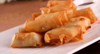 Involtini primavera fatti (letteralmente) con i piedi: la rivelazione disgusta e non è finita qui