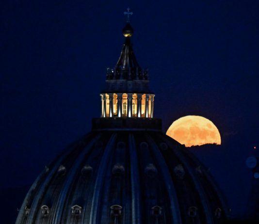 Roma - il Cupolone di notte Il giardino più bello del mondo