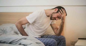 Ti svegli col mal di testa? C’è un motivo collegato al sonno, come evitarlo